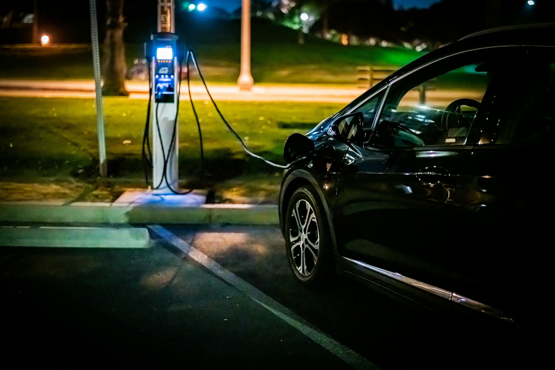 coche electrico cargando de noche