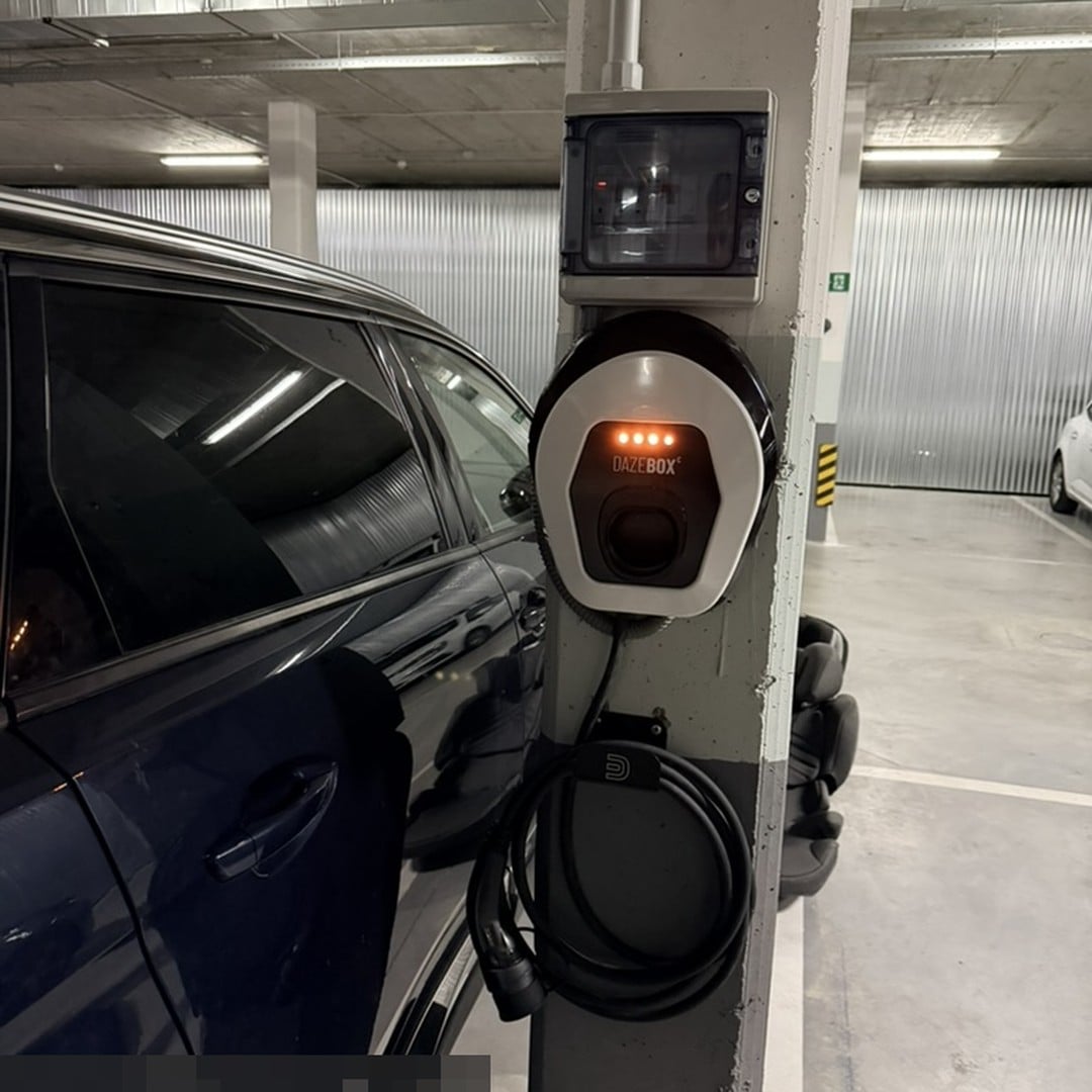 Wallbox DazeBox cargando coche eléctrico en garaje comunitario