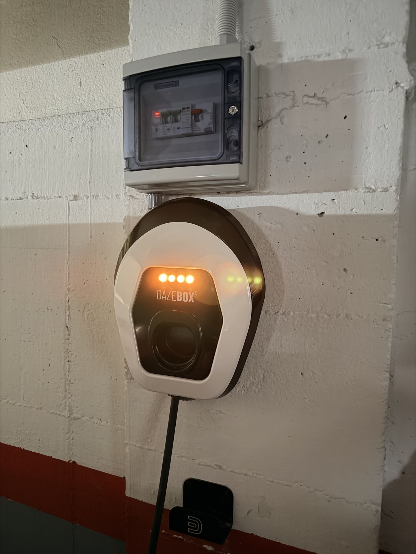 Wallbox DazeBox instalado en garaje comunitario