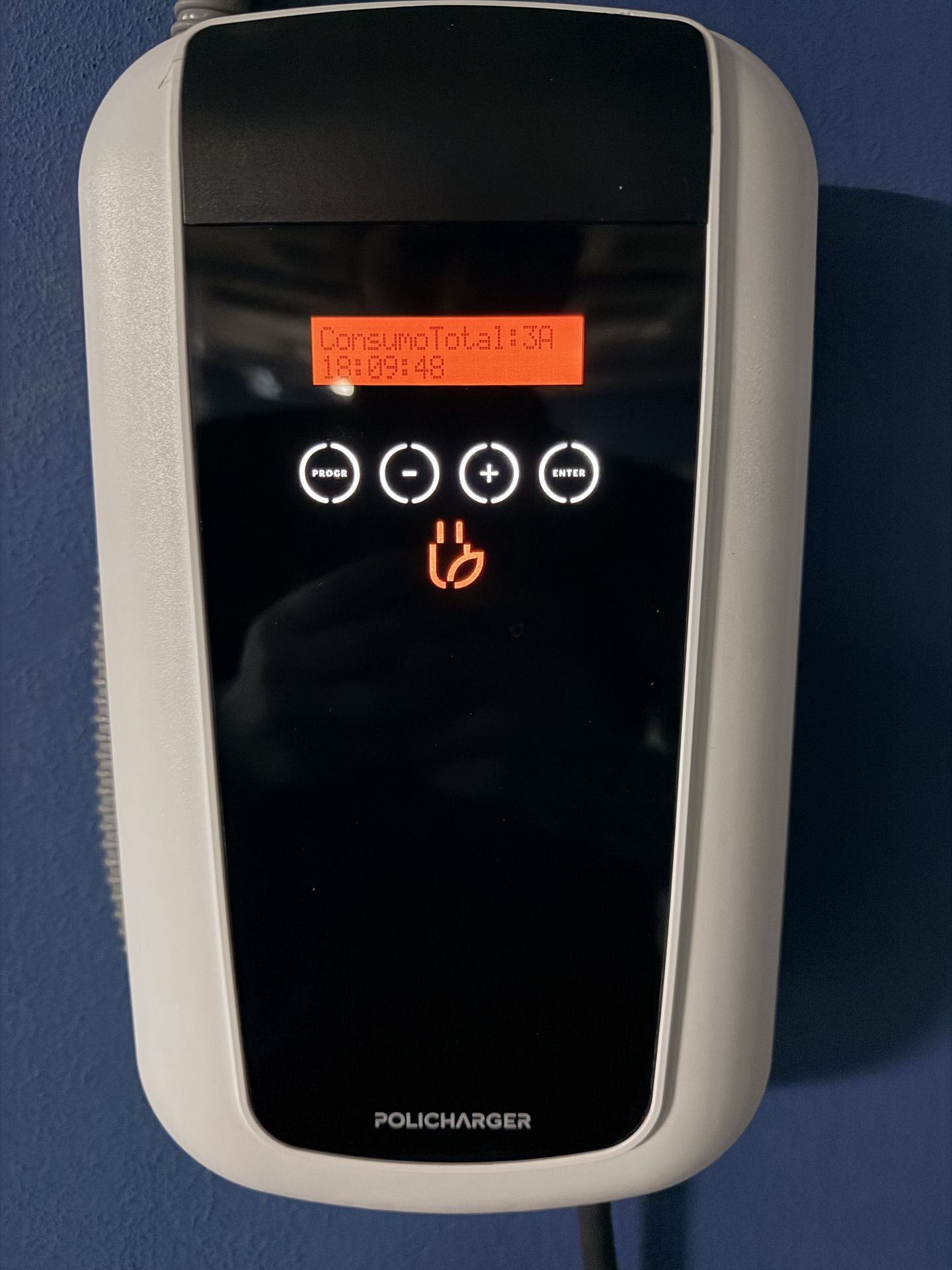 Cargador Policharger punto de recarga instalado