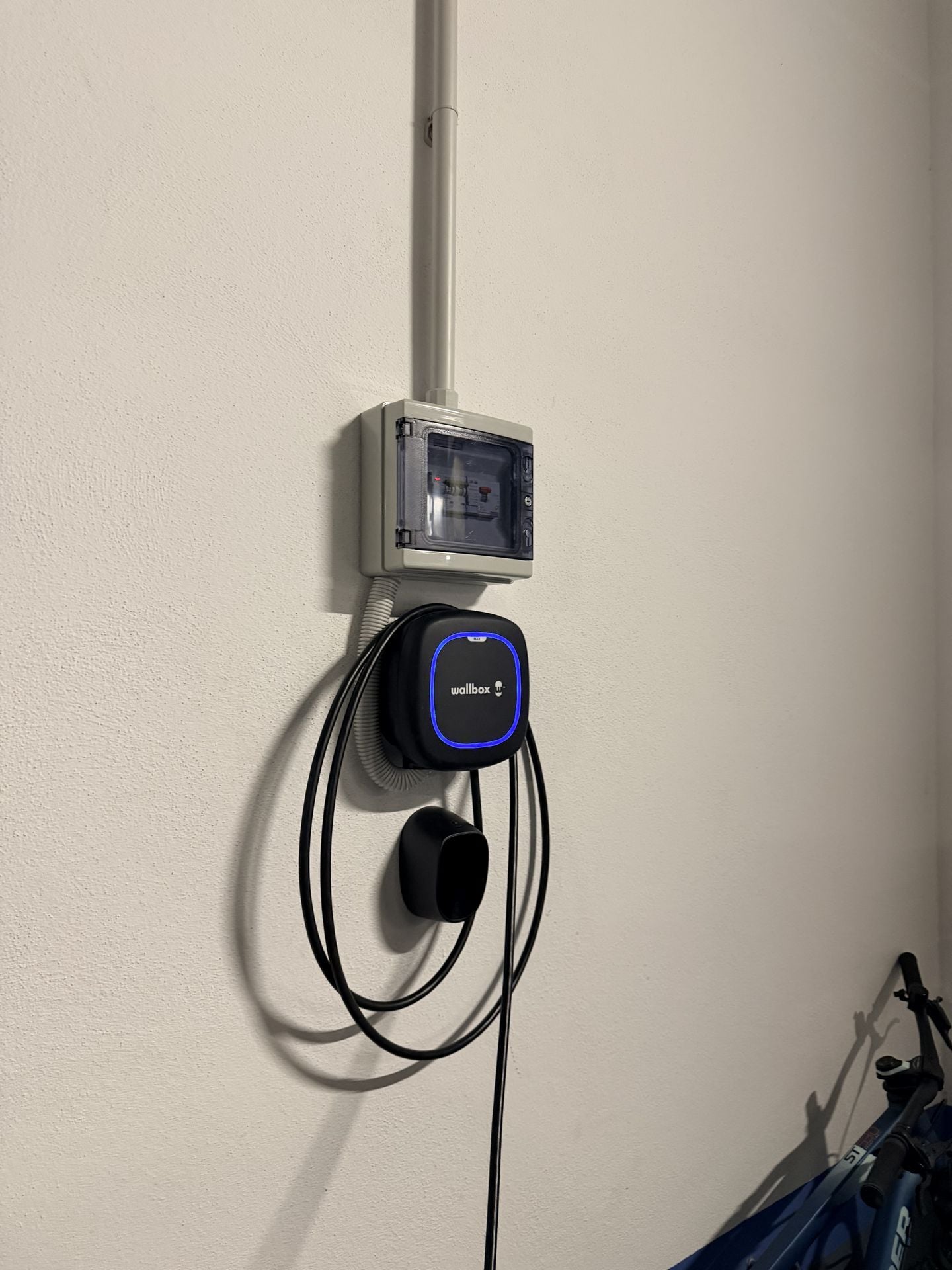 Wallbox compacto instalado en garaje