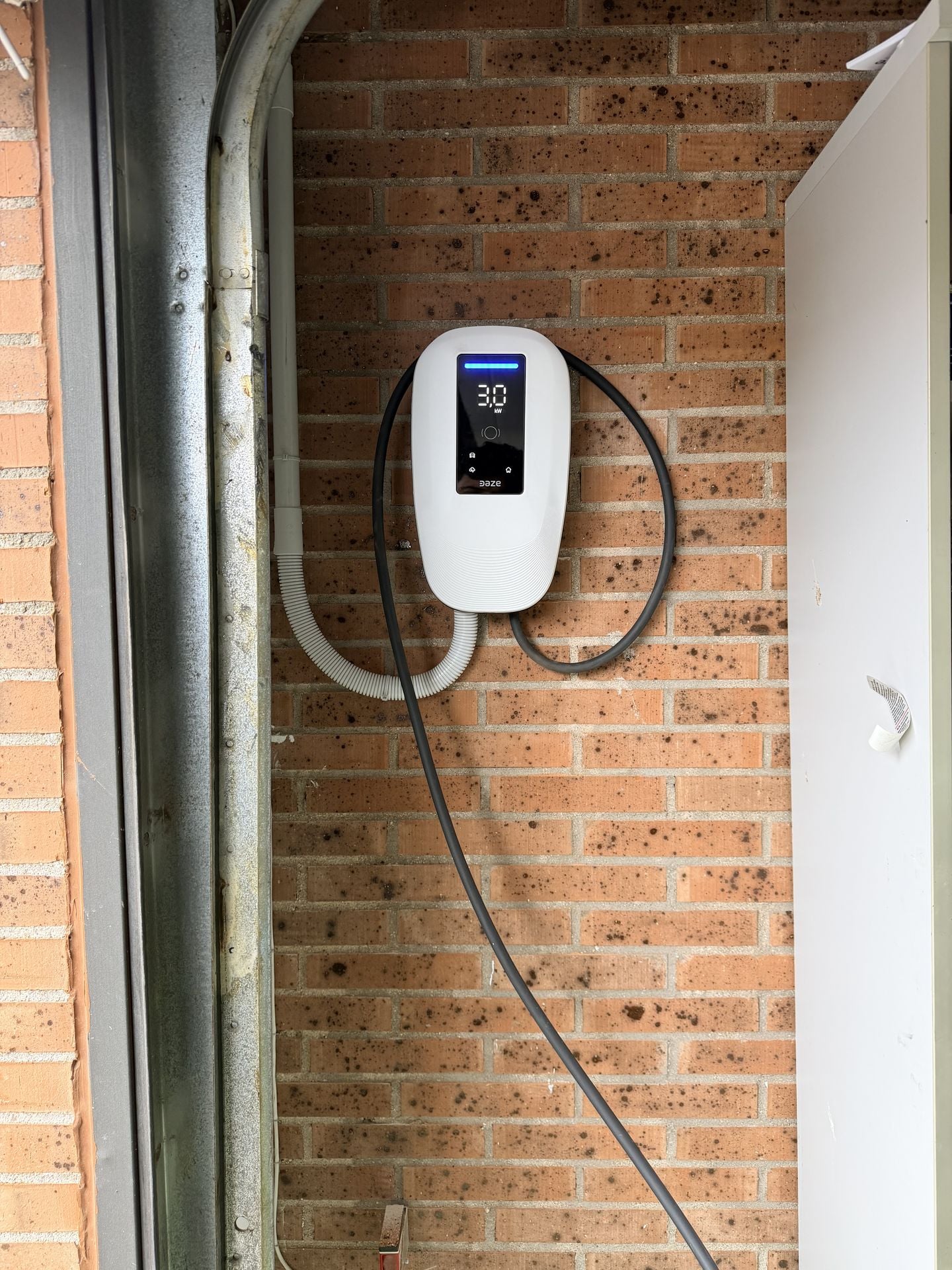 Wallbox en pared de ladrillo con LED azul