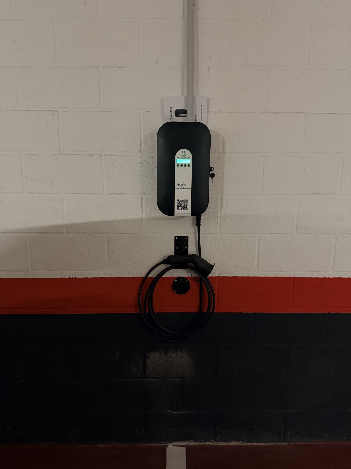 Wallbox Policharger instalado en garaje comunitario en Madrid