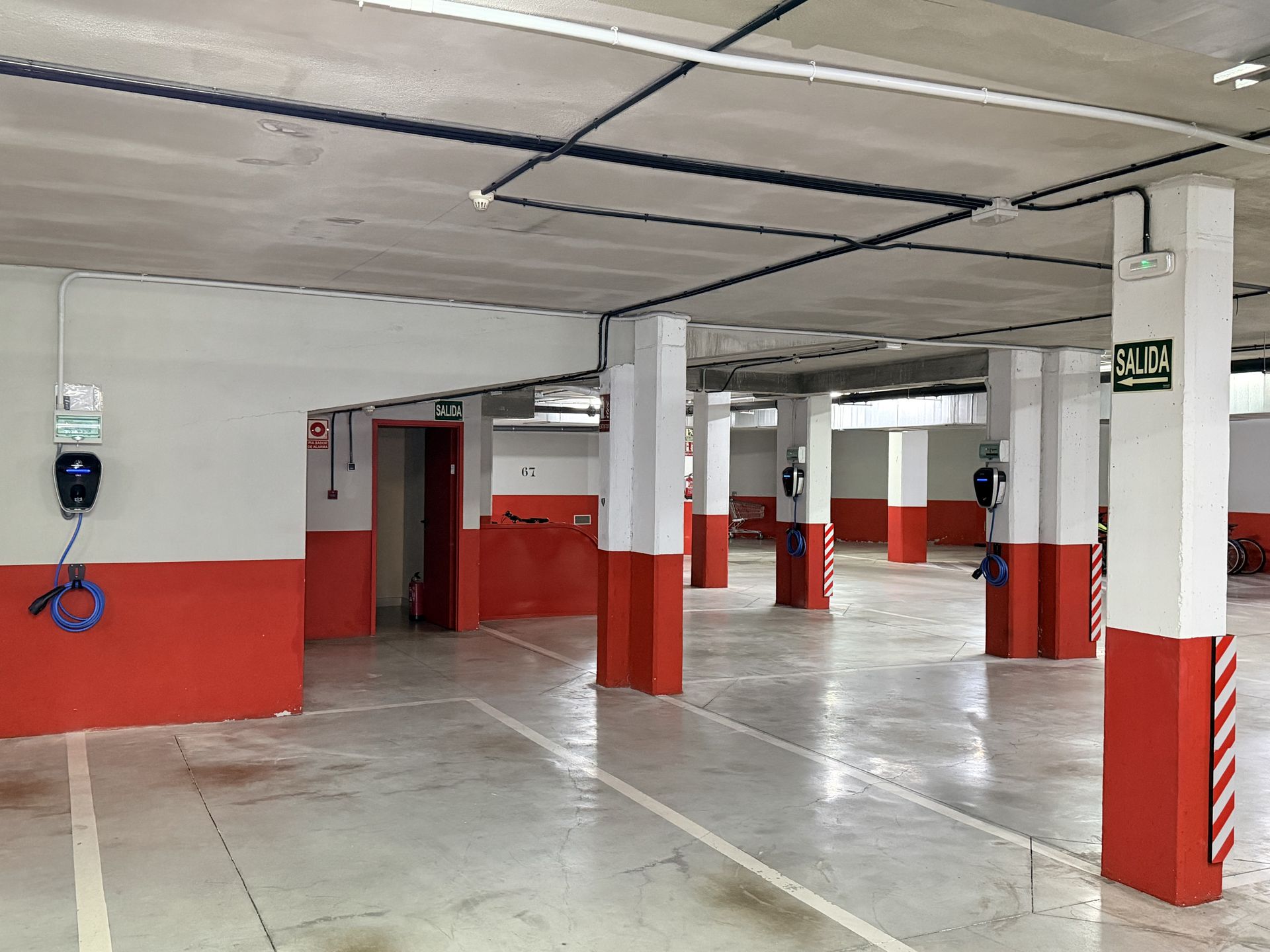 Parking comunitario con múltiples puntos de recarga en Alcobendas, Madrid