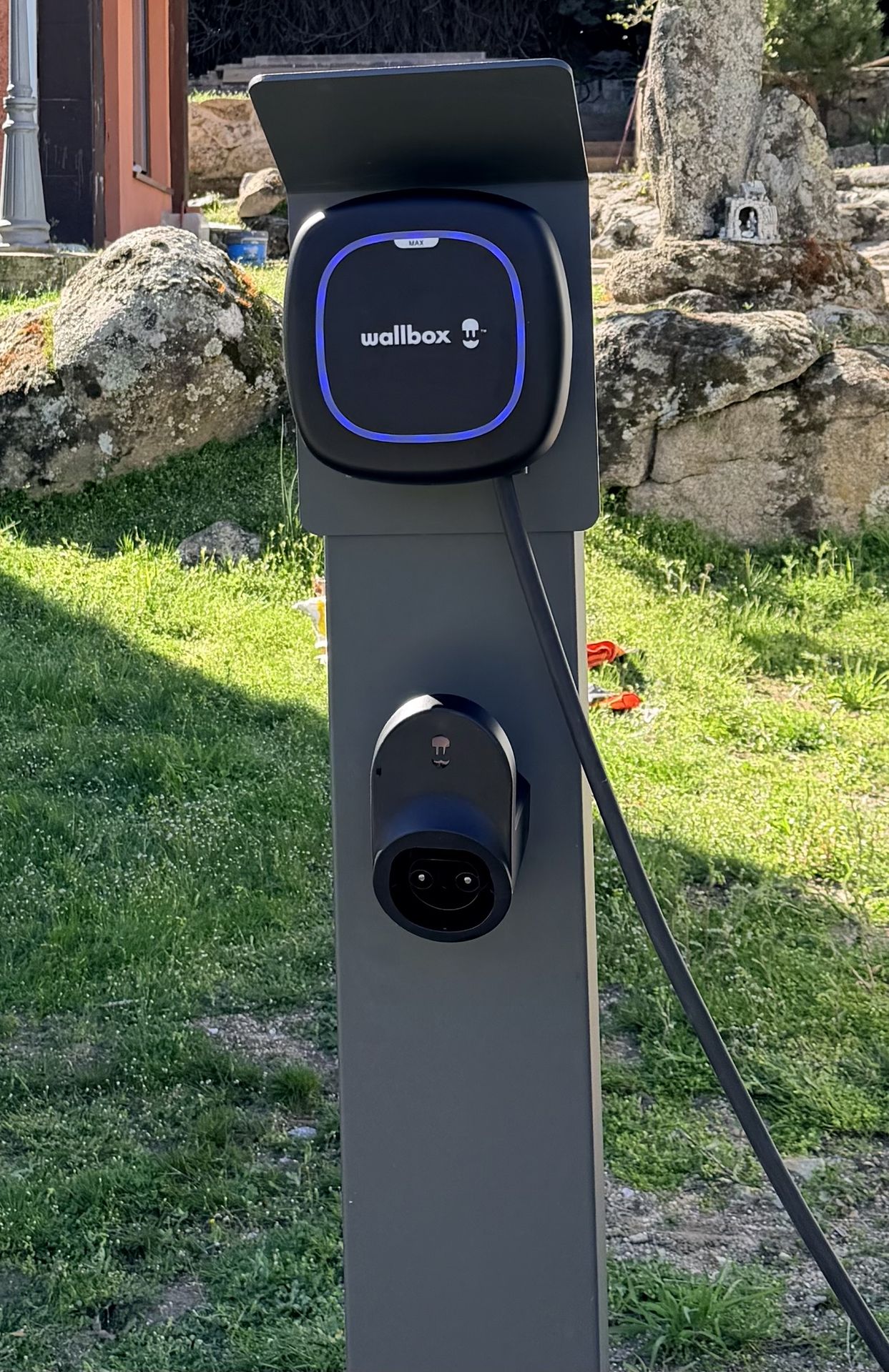 Punto de recarga en poste exterior de jardin