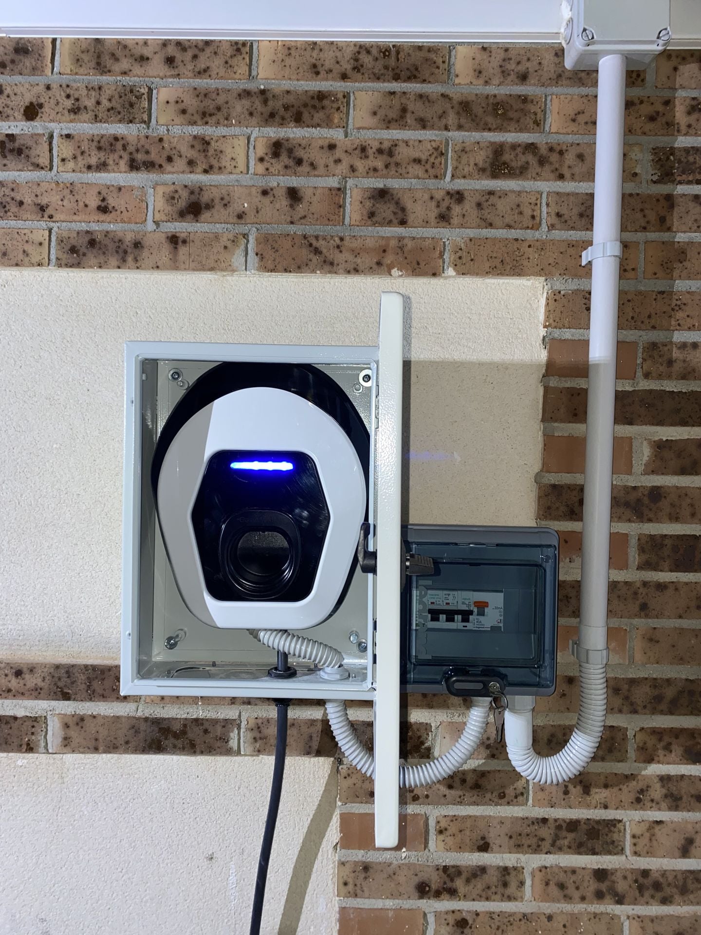 Wallbox instalado en exterior de vivienda unifamiliar