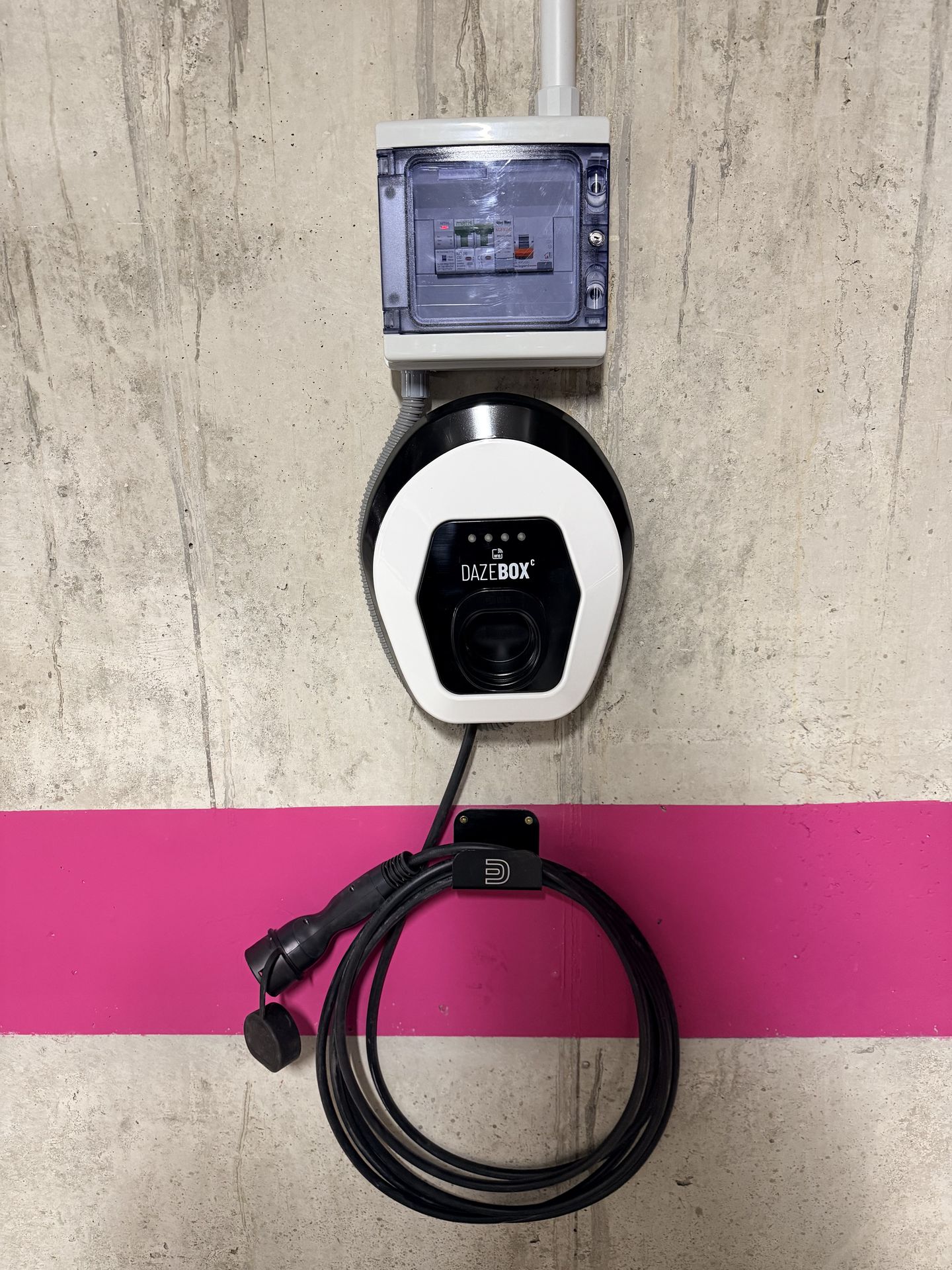 DazeBox con franja rosa en parking moderno