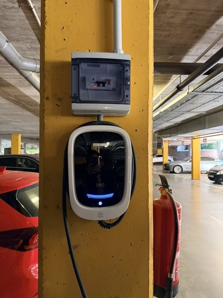 Cargador Orbis instalado en columna de garaje comunitario por Campeador Solutions