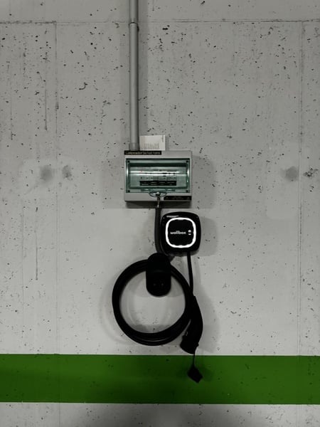 Wallbox Pulsar instalado por Campeador Solutions en garaje comunitario