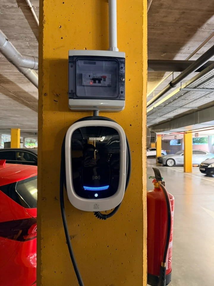 Cargador Orbis instalado en garaje comunitario según normativa ITC BT-52